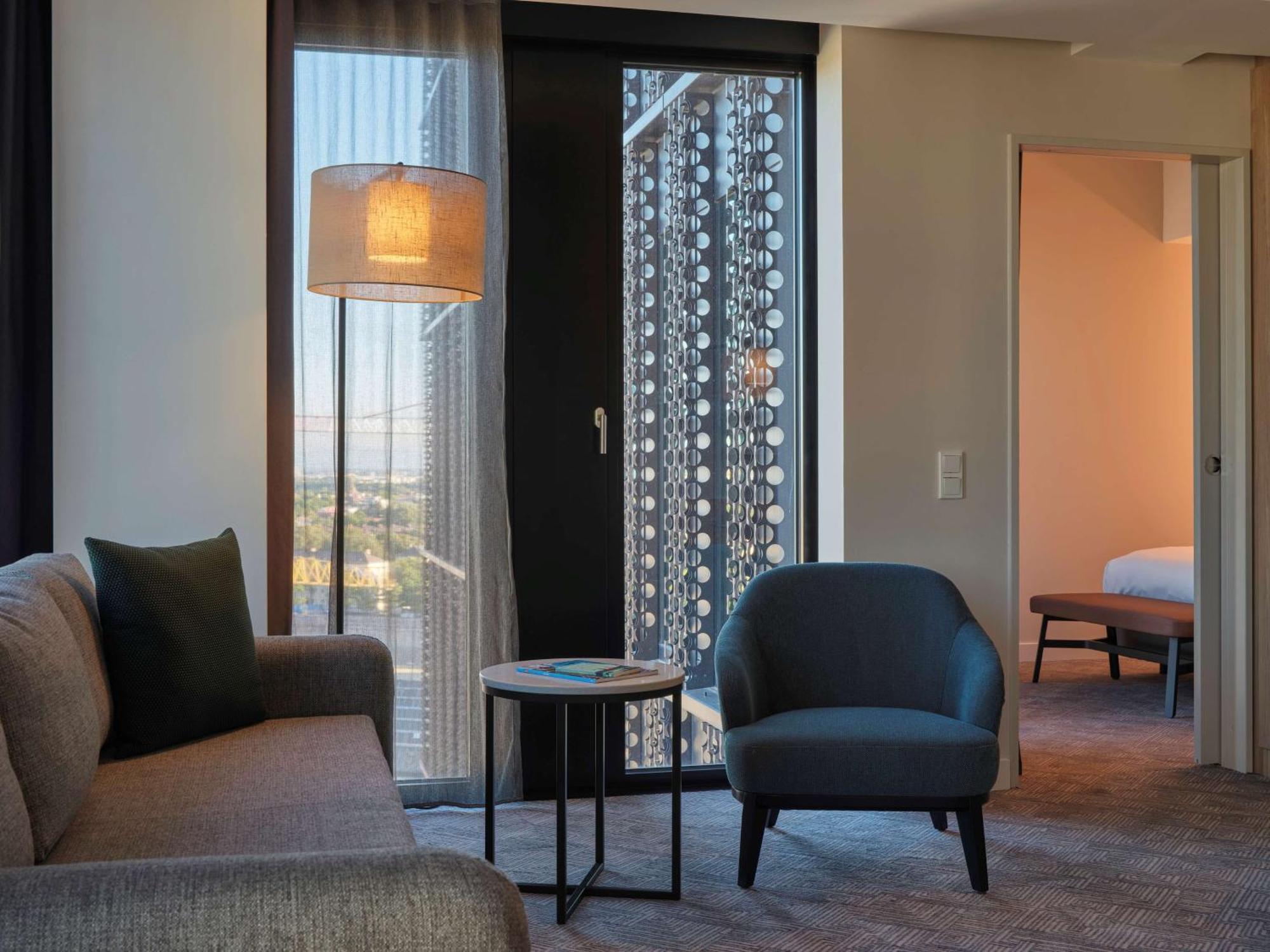 Adina Aparthotel 4*
