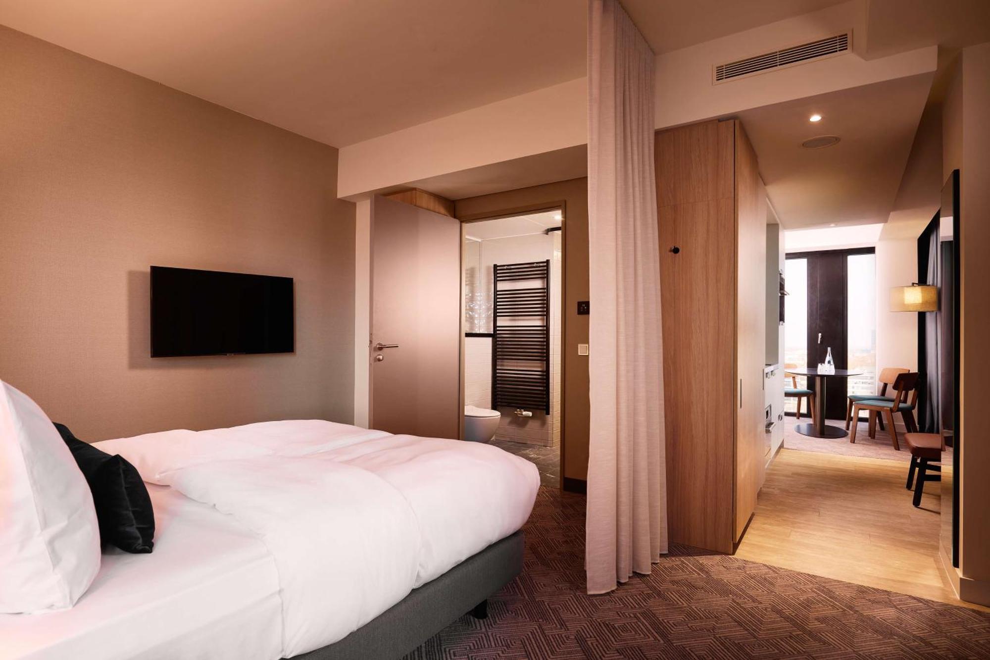Adina Aparthotel 4*